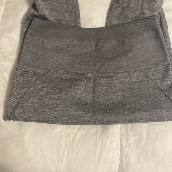 Fabletics - High Waisted Gray Seamless Leggings with ruched bottoms - XS - Picture 6 of 7
